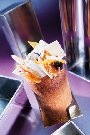 Dolce Passione Edelweiss. Panettone artigianale con frutta candita e cioccolato bianco. Delizia per il palato.