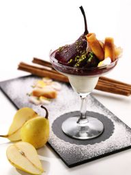 Budino alla cannella con pere cotte. Dessert elegante con frutta fresca e spezie aromatiche.