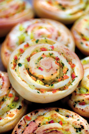 Girelle salate farcite. Pasta sfoglia con verdure. Snack gustoso.