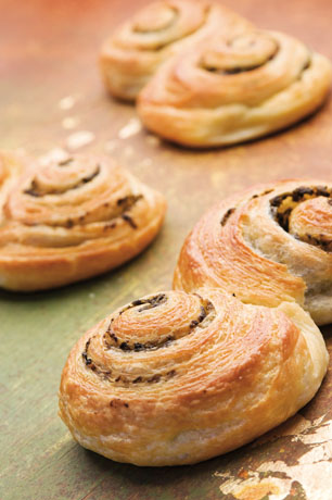 Girelle salate di pasta sfoglia. Snack sfizioso, idea per buffet e aperitivo.