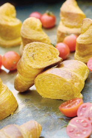 Croissant dorati con pomodorini. Pasticceria artigianale, colazione gustosa.