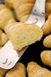 Croissant tagliato su paletta. Pasticceria italiana, colazione, prodotti da forno.
