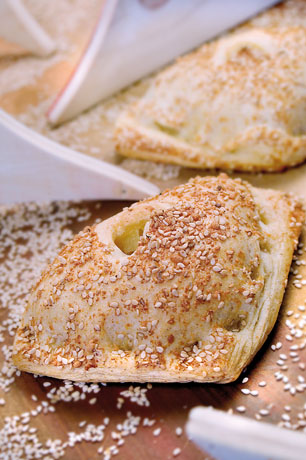 Calzone pugliese con sesamo. Specialità da forno, street food tipico.