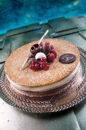 Torta millefoglie artigianale con frutti di bosco freschi e cioccolato. Dolce da forno.