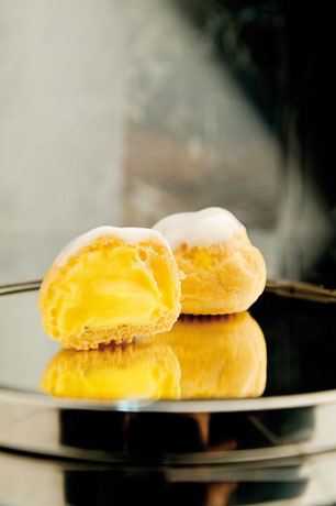 Bignè farciti con crema pasticcera. Pasticceria artigianale, dolci italiani.