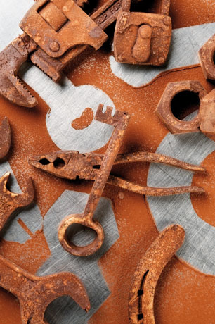 Ferri vecchi in cioccolato: chiave inglese, lucchetto, chiave antica, pinza. Dolci artigianali al cioccolato.