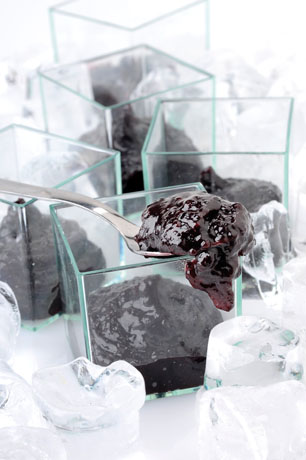 Dolce finale ai frutti di bosco in bicchieri con ghiaccio. Dessert fresco e gustoso.