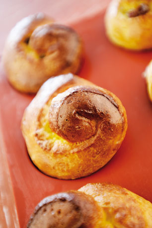 Dolci brioche a forma di fiore su vassoio. Pasticceria artigianale, colazione golosa.