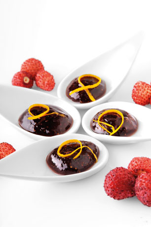 Fragoline di bosco e cucchiai con marmellata. Dessert elegante e gustoso. Ricetta con frutta fresca.