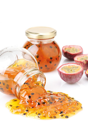 Marmellata di frutto della passione. Barattoli di marmellata e frutti esotici.