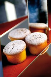 Muffin fatti in casa con zucchero a velo. Dolci gustosi e perfetti per la colazione.