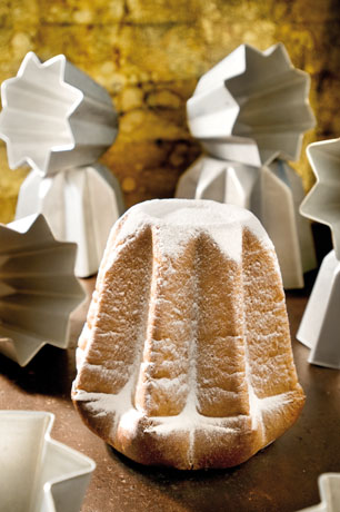 Pandoro tradizionale con zucchero a velo e stampi. Dolce natalizio tipico veronese.