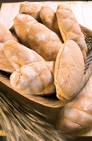 Cesto di pane toscano, tipico pane senza sale. Crosta dorata e mollica soffice. Prodotto da forno artigianale.