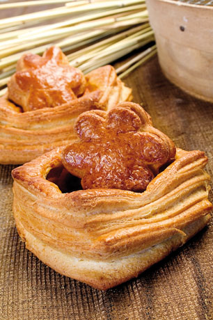 Dolci sfiziosi di pasta sfoglia artigianale. Pasticceria creativa, dessert deliziosi, prodotti da forno.