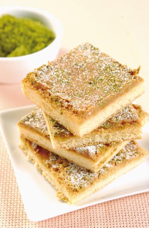 Pila di deliziose barrette dolci al pistacchio con zucchero a velo.