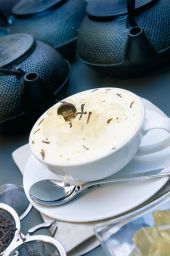 Tazza di tè freddo con ghiaccio e teiere in ghisa. Bevanda rinfrescante.