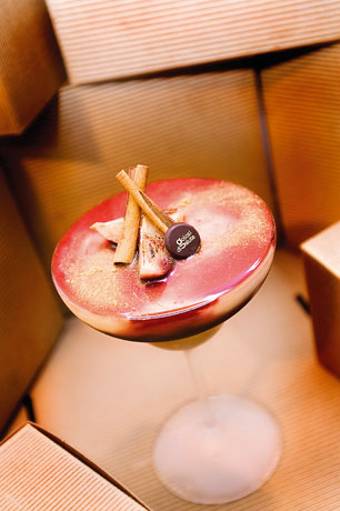 Cocktail Dolci d'Autore con cannella e cioccolato. Bevanda elegante e raffinata.