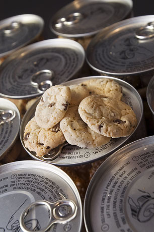 Biscotti con gocce di cioccolato su lattine. Dolci fatti in casa.