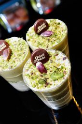 Dolci al pistacchio in coppette. Dessert gourmet con cioccolato Golosi di Salute.