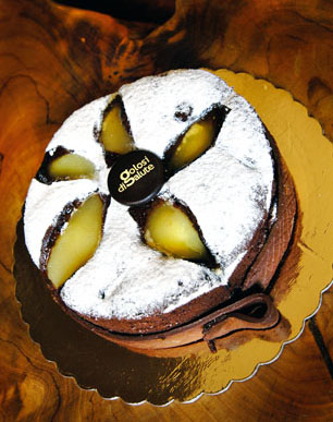 Torta di pere e cioccolato con zucchero a velo. Dolce da forno artigianale.
