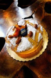 Dolce artigianale con frutta candita e zucchero a velo. Pasticceria italiana di alta qualità.