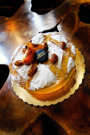 Dolce artigianale con frutta candita e zucchero a velo. Pasticceria italiana di alta qualità.