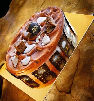 Torta al cioccolato artigianale con decorazioni. Dolce goloso e invitante. Pasticceria di alta qualità.