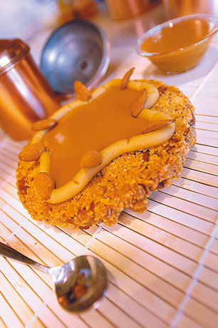 Dolce alle mandorle con caramello. Pasticceria artigianale, dessert goloso.