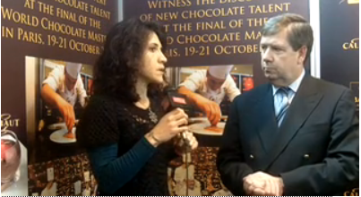 Due persone al World Chocolate Masters di Parigi. Degustazione cioccolato.