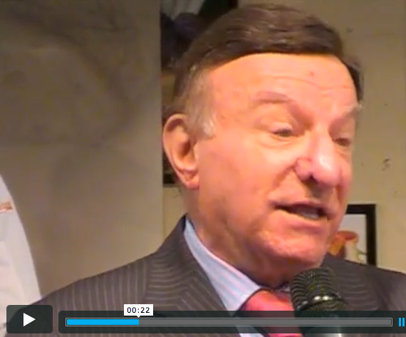 Uomo al microfono. Oratore in giacca e cravatta durante una conferenza o presentazione. Video online.