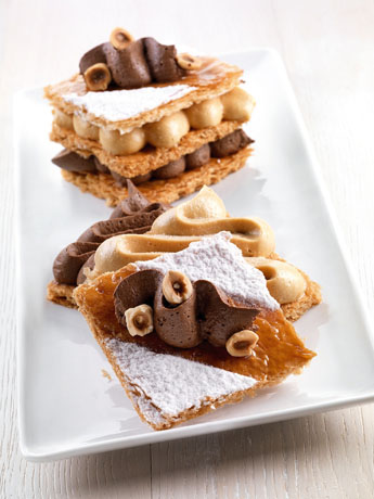 Mini torta Langarola con crema, cioccolato e nocciole. Pasticceria artigianale italiana.