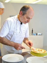 Chef taglia torta. Pasticcere al lavoro, pasticceria artigianale. Cucina, dolce, chef.