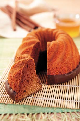 Ciambella alla cannella con glassa al cioccolato. Dolce soffice e profumato, ideale per la colazione o la merenda.
