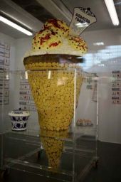 Cono gelato Guinness gigante in esposizione. Decorazione originale, design unico. Idea regalo per amanti della birra.