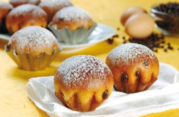 Bomboloni soffici con zucchero a velo. Dolci da forno italiani, colazione golosa.