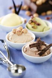 Gelato artigianale in coppette: cioccolato, pistacchio, nocciola e vaniglia.