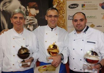 Tre chef premiati con trofei dorati. Concorso Gelato Artigianale. Eccellenza culinaria italiana.