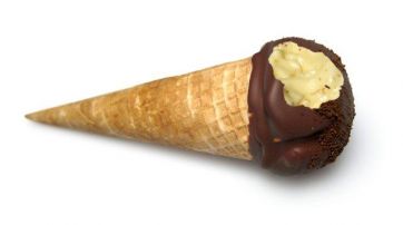 Gelato artigianale cono, cioccolato e crema. Dolce italiano goloso.