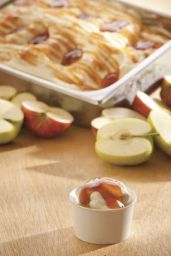 Gelato alla mela con caramello. Dessert cremoso con frutta fresca e salsa dolce. Gustoso e invitante!