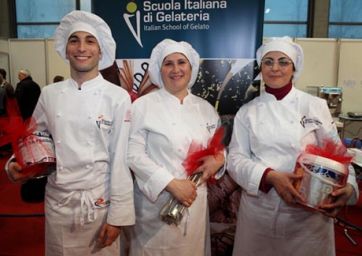 Team di gelatieri della Scuola Italiana di Gelateria con premi. Idee e laboratorio di gelato artigianale.