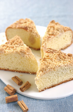 Fette di torta streusel con cannella. Dessert dolce e soffice, ideale per colazione o merenda.