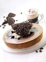 Torta cappuccina con cioccolato e caffè. Dessert goloso e invitante.