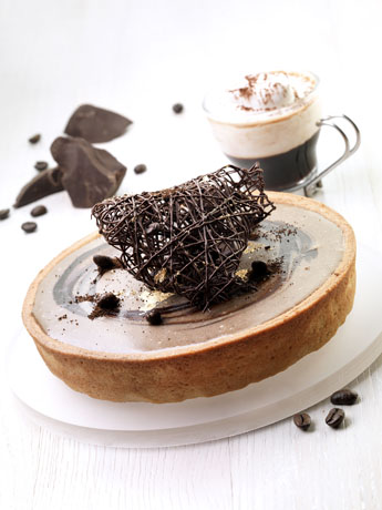 Torta cappuccina con cioccolato e caffè. Dessert goloso e invitante.