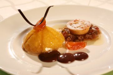 Dolcezza Reale Florida: Dessert gourmet con frutta candita, tortino e decorazioni di cioccolato.