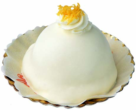 Delizia al limone monoporzione. Dolce tipico campano con crema al limone e decorazioni.