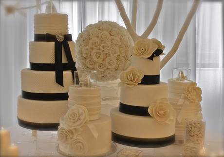 Torte nuziali eleganti. Decorazioni di fiori e nastri neri. Design torte per matrimonio, pasticceria di lusso.