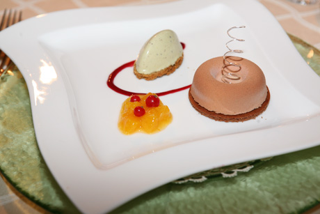 Dessert gourmet su piatto bianco: tarallo dolce, crema, frutta. Delizia culinaria.