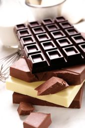 Cioccolato fondente, al latte e bianco. Tavolette e pezzi di cioccolato assortiti.