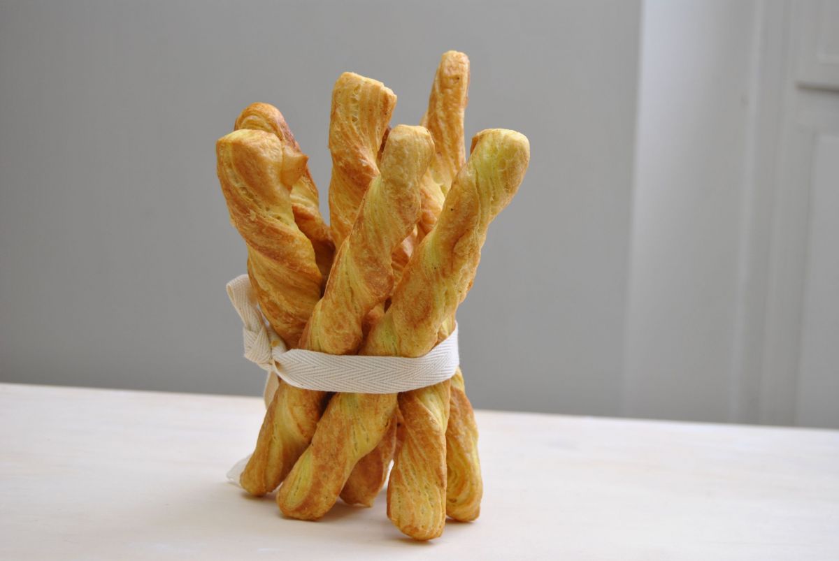 Grissini al curry fatti in casa. Snack croccanti e saporiti legati con nastro. Ricetta facile e gustosa.