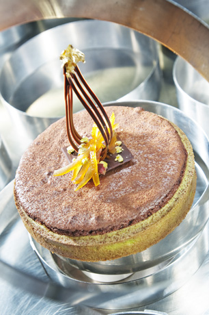 Ricetta torta al cioccolato. Dessert con decorazioni di cioccolato e arancia. Pasticceria artigianale.